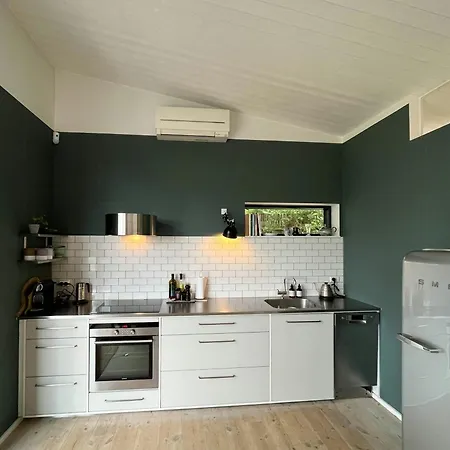 Elegant Summer House Overlooking בית נופש